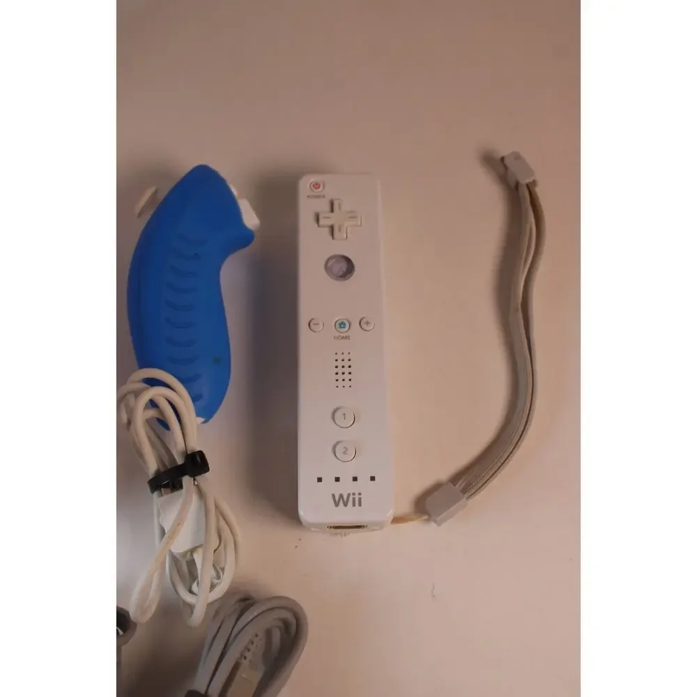 Nintendo Wii White Console RVL-001 W/ 1 OEM controller/chuk, 2 games, cord